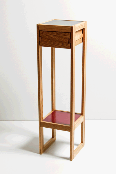 Hoher moderner Beistelltisch aus Eichenholz.