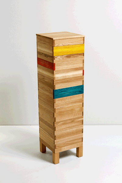 Holzsäule aus Eiche mit bunten Schubladen
