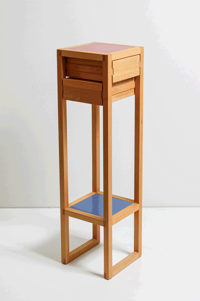 Hochbeiniger Holzständer mit zwei Schubladen oben und einer Ablagefläche unten.