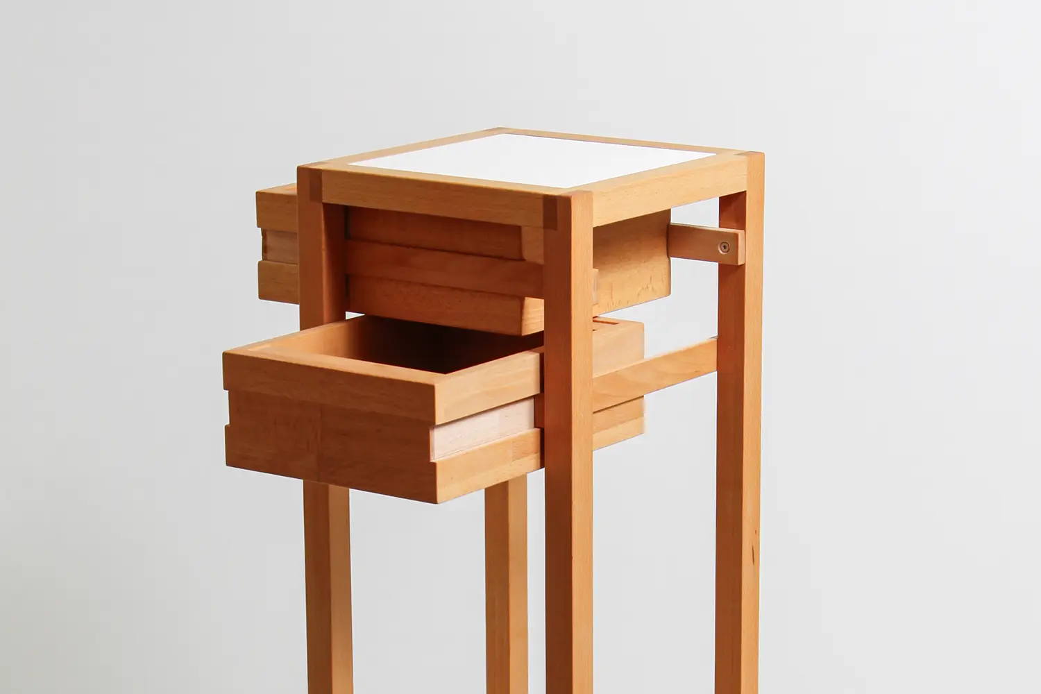 Nahaufnahme eines Säulentisches.