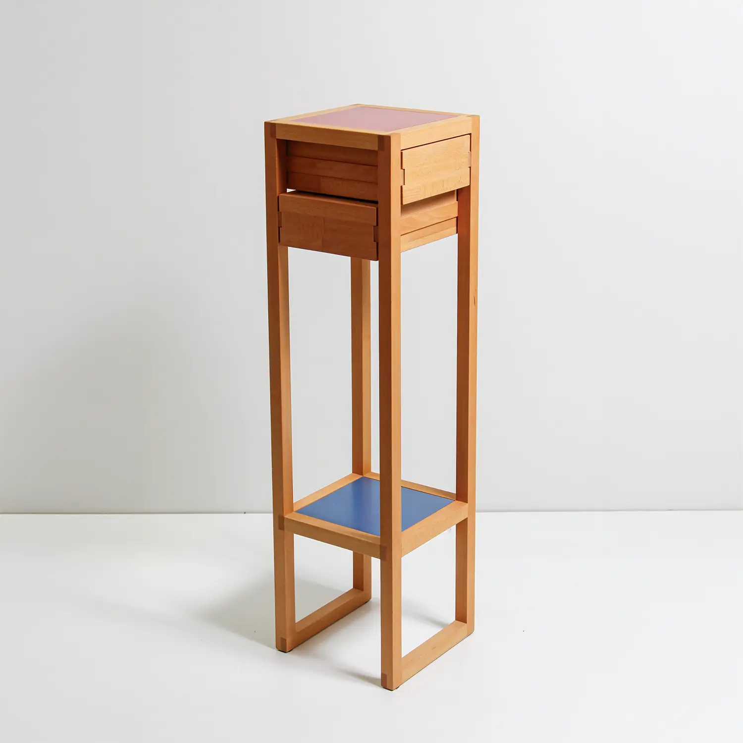 Hohler hölzerner Säulentisch.