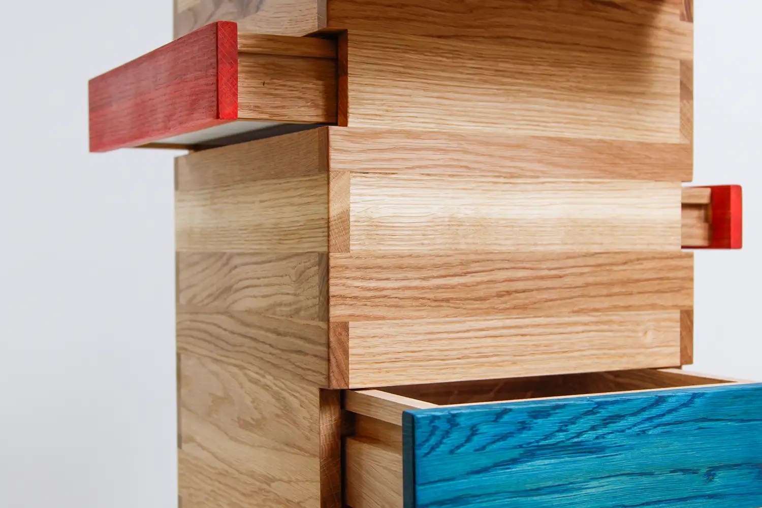 Holzkommode mit zwei Schubladen.